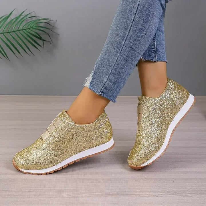 Glitterende Nika dames sneakers, elegant en comfortabel, zijaanzicht. Perfect voor zomerse avonturen.