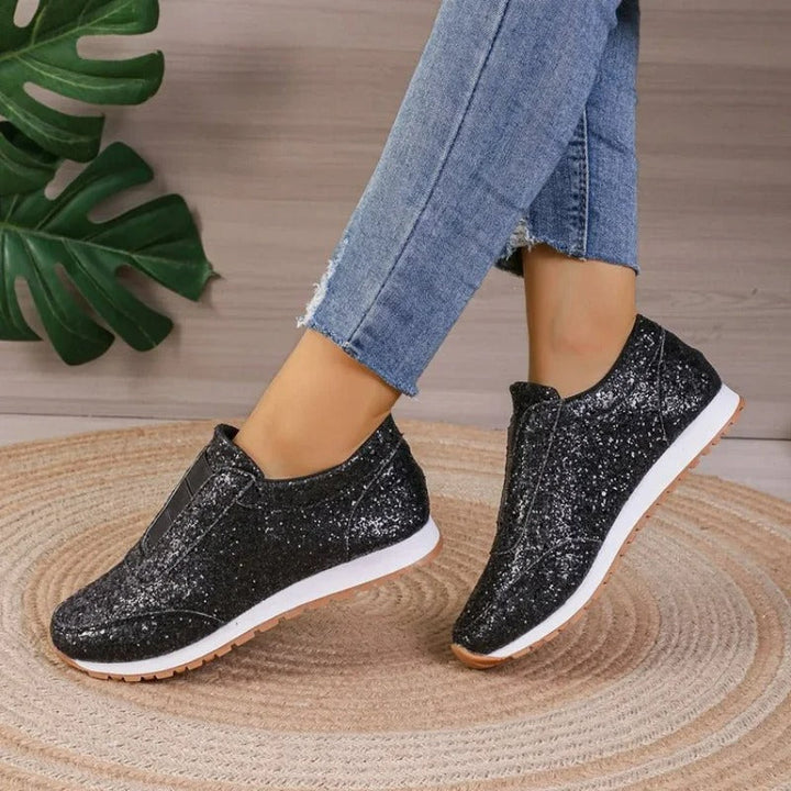 Glitterende Nika dames sneakers, elegant en comfortabel, zijaanzicht. Perfect voor zomerse avonturen.