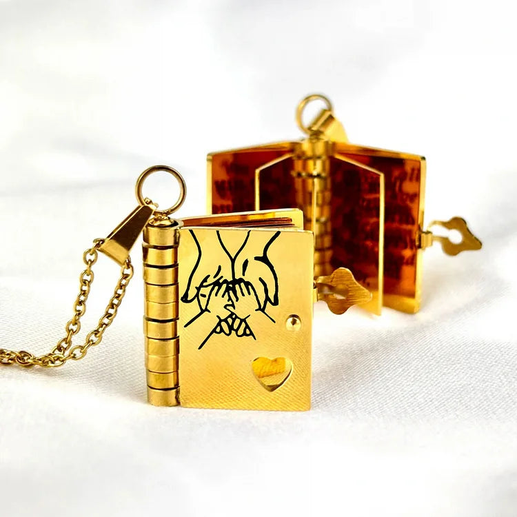 Gouden unisex boek ketting met gedetailleerde hanger. Perfect als uniek liefdesgeschenk of herinnering.