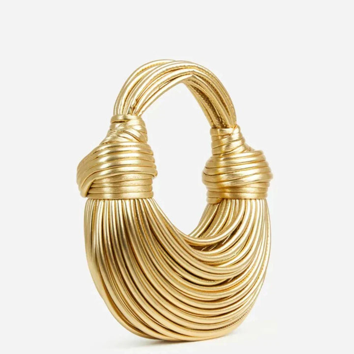 Gouden schoudertas met knoopdetails, zijaanzicht, modern damesaccessoire.