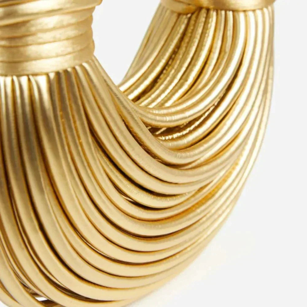 Gouden schoudertas met knoopdetails, zijaanzicht, modern damesaccessoire.