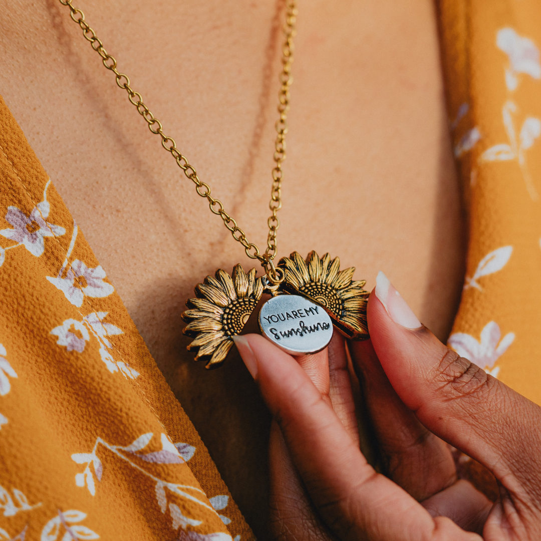 Elegante Solara damesketting met zonhanger, stralend 'You Are My Sunshine' symbool van positieve energie en geluk.