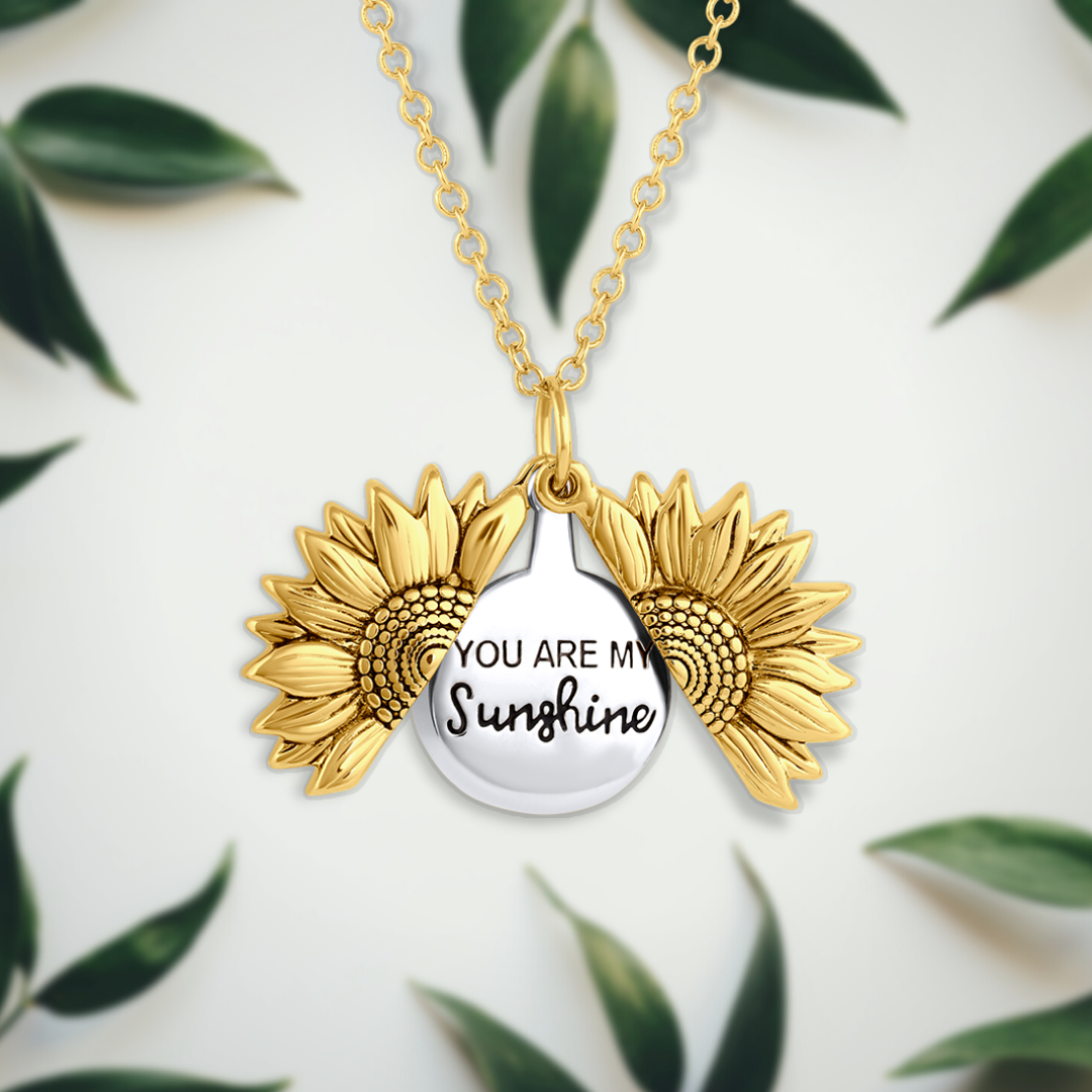 Close-up van de prachtige gouden zonhanger aan een Solara damesketting, symbool van geluk en elegante sieraden.