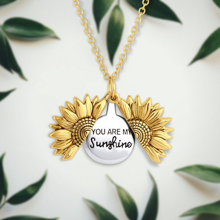 Close-up van de prachtige gouden zonhanger aan een Solara damesketting, symbool van geluk en elegante sieraden.
