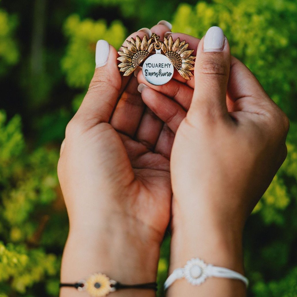 Stijlvolle damesketting met gouden zonhanger, een elegant sieraad dat geluk en positieve vibes uitstraalt.