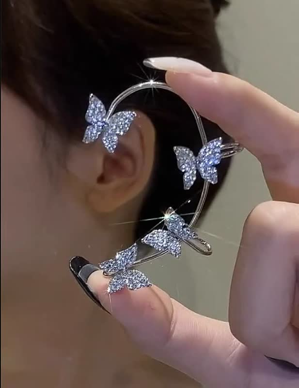 Gouden vlinder oorclip voor dames, elegant sieraad zonder piercing met fonkelende steentjes.