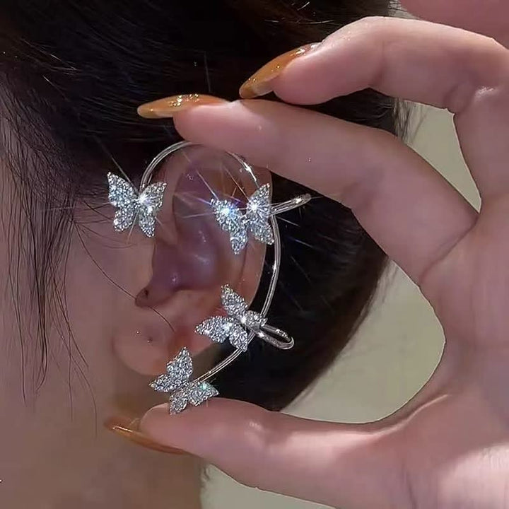 Close-up van vlinder oorclip met glinsterende steentjes, een chic sieraad voor dames zonder oorgaatjes.