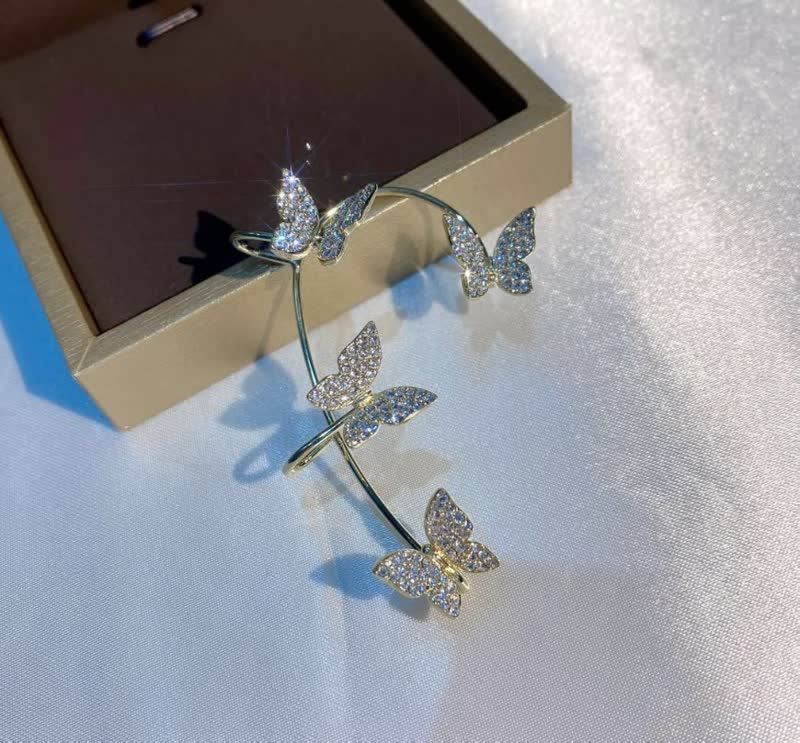 Sprankelende vlinder oorclip, een uniek accessoire voor dames, geen piercing nodig, voor elke outfit.