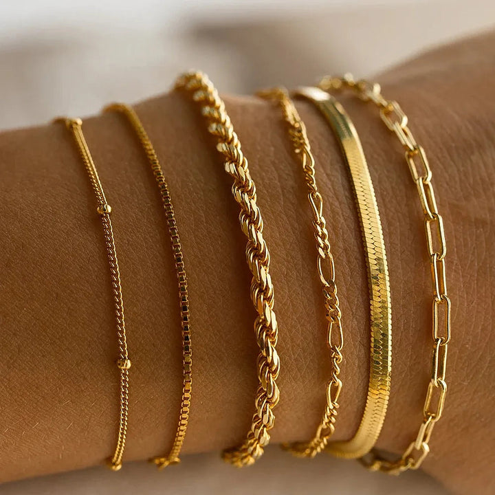 Goudkleurige dames armbanden set Amélie: 6 elegante sieraden voor een stijlvolle look. Perfect cadeau.