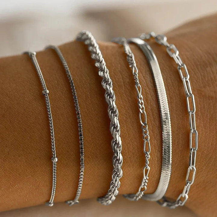 Zilverkleurige set van 6 dames armbanden Amélie. Trendy accessoires voor diverse outfits. Mode & elegantie.