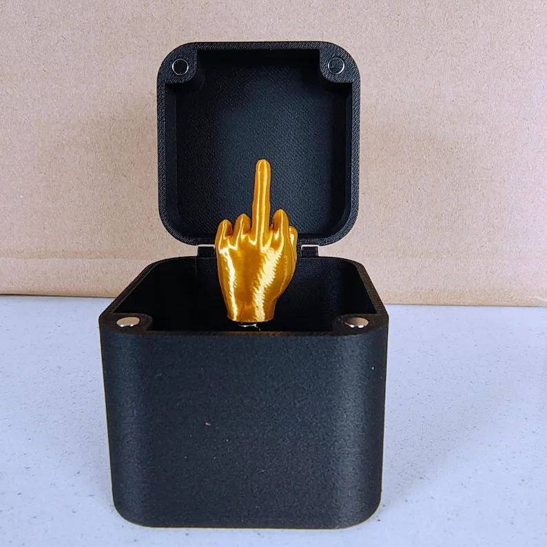 Grappig prank cadeau met lachgarantie, perfecte humoristische verrassing voor vrienden en familie op feestjes.