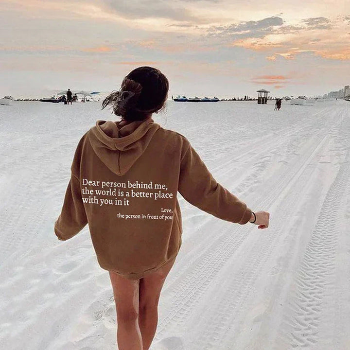 Grijze dames hoodie met opgedrukte tekst, comfortabel en modieus.