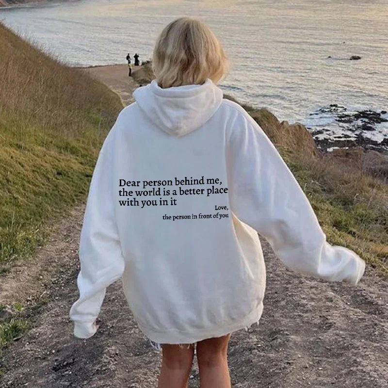 Achterkant van een dames hoodie met opgedrukte tekst, comfortabel en modieus.