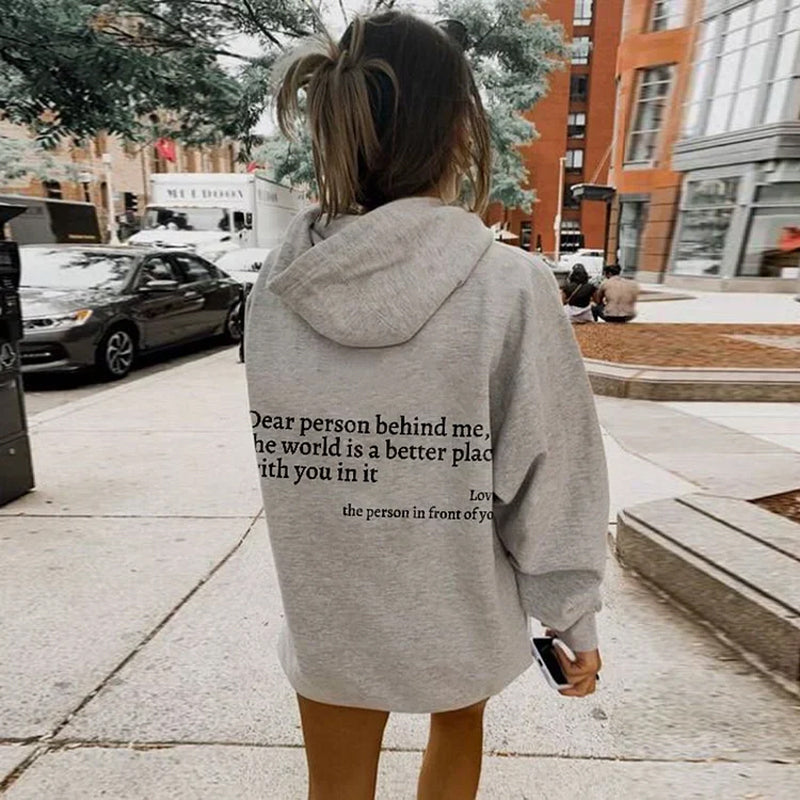 Grijze dames hoodie met opgedrukte tekst, comfortabel en modieus.