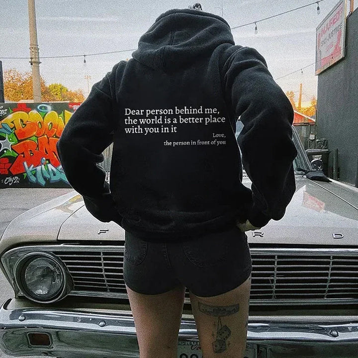 Grijze dames hoodie met opgedrukte tekst, comfortabel en modieus.
