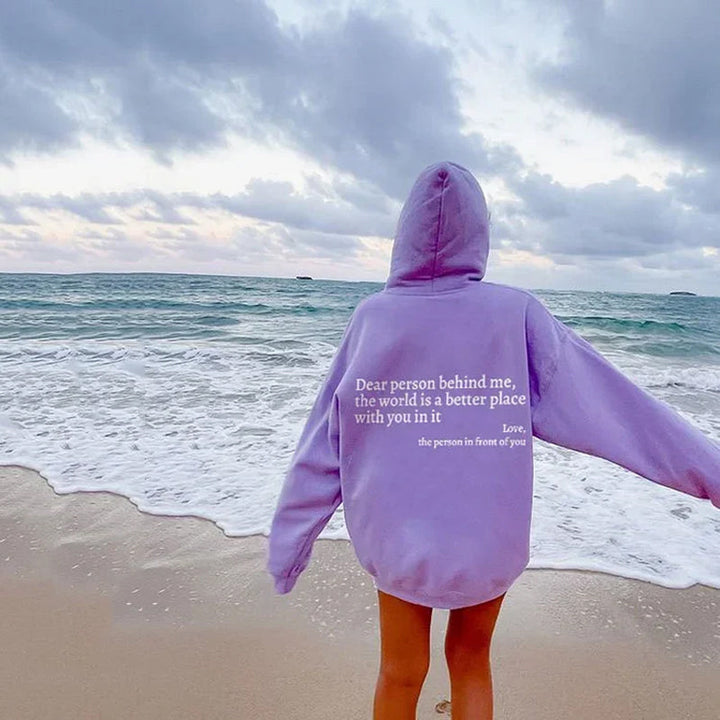 Grijze dames hoodie met opgedrukte tekst, comfortabel en modieus.