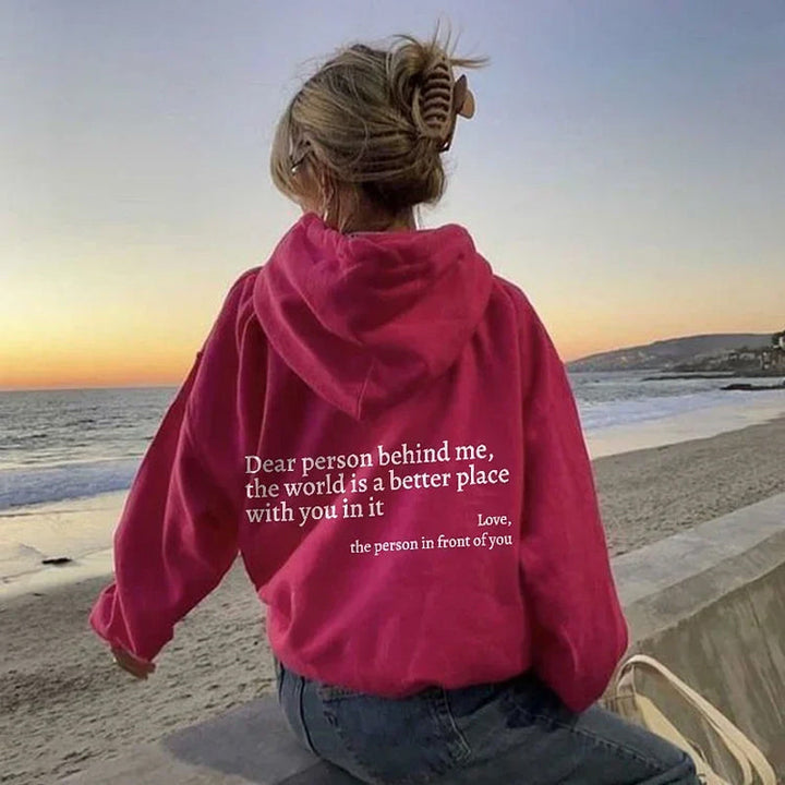 Grijze dames hoodie met opgedrukte tekst, comfortabel en modieus.