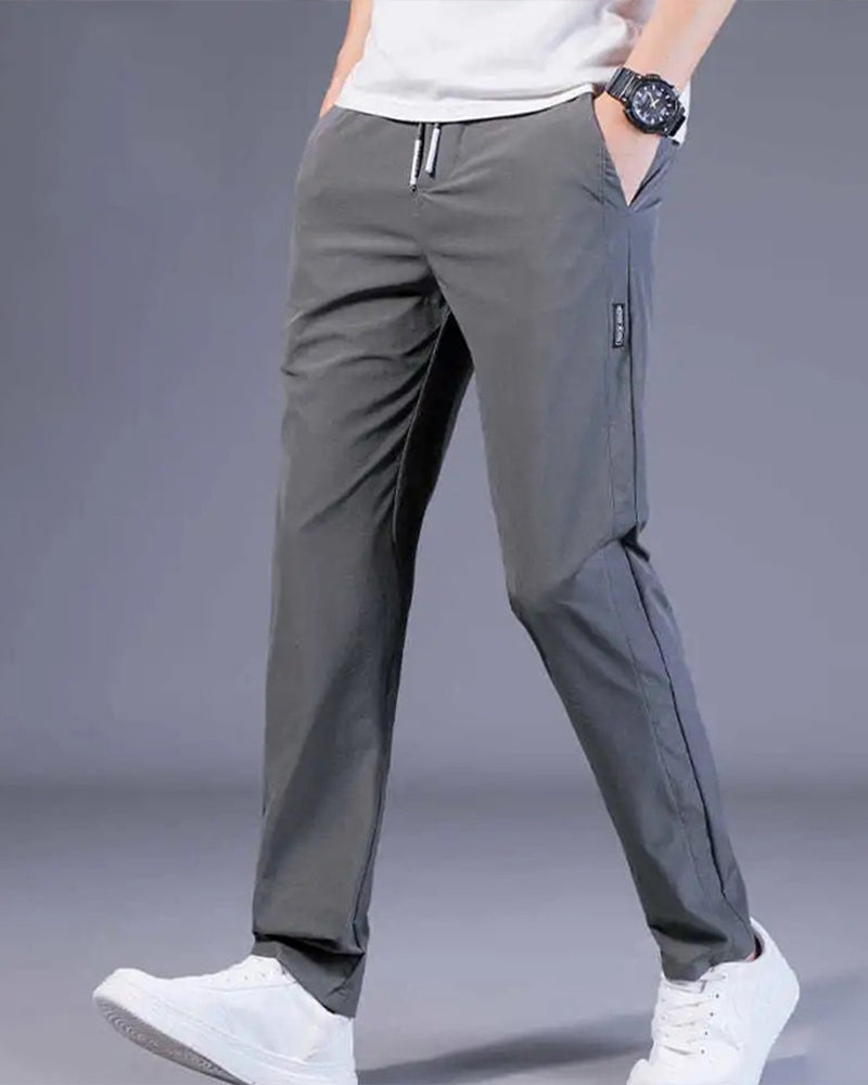 Man draagt donkerblauwe AeroFlex casual broek, ontspannen & stijlvol voor dagelijks gebruik, comfortabel & modern.