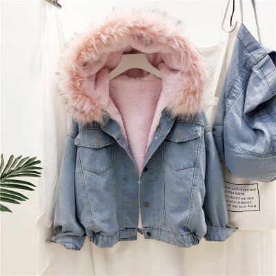Grijze denim winterjas voor dames met trendy roze voering, comfortabel en stijlvol voor koud weer.