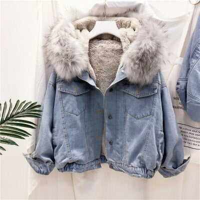 Trendy grijze dames winterjas met gekleurde voering, ideaal voor de winter en als stijlvolle overgangsjas.
