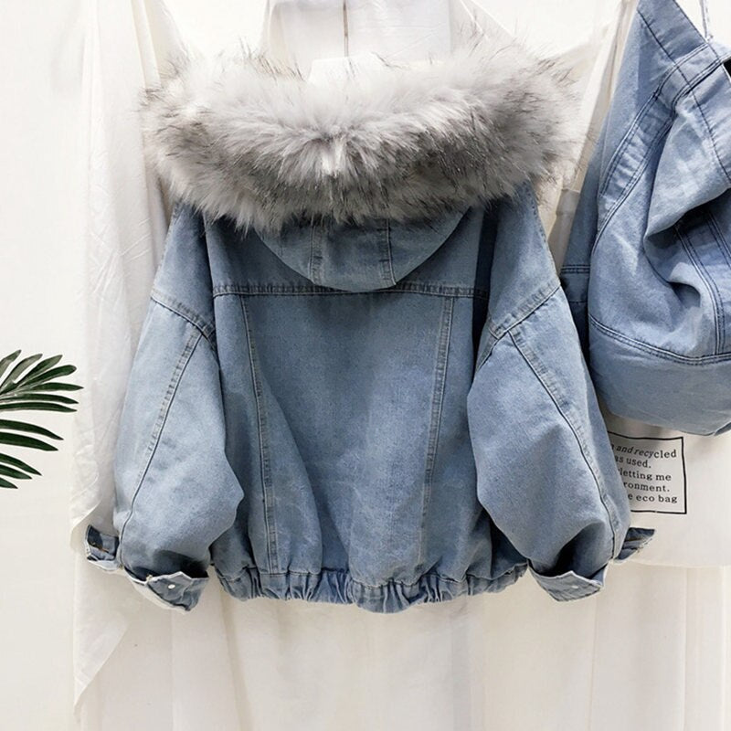 Dames winterjas BellasJacket in grijs denim met opvallende roze voering, trendy en comfortabel.