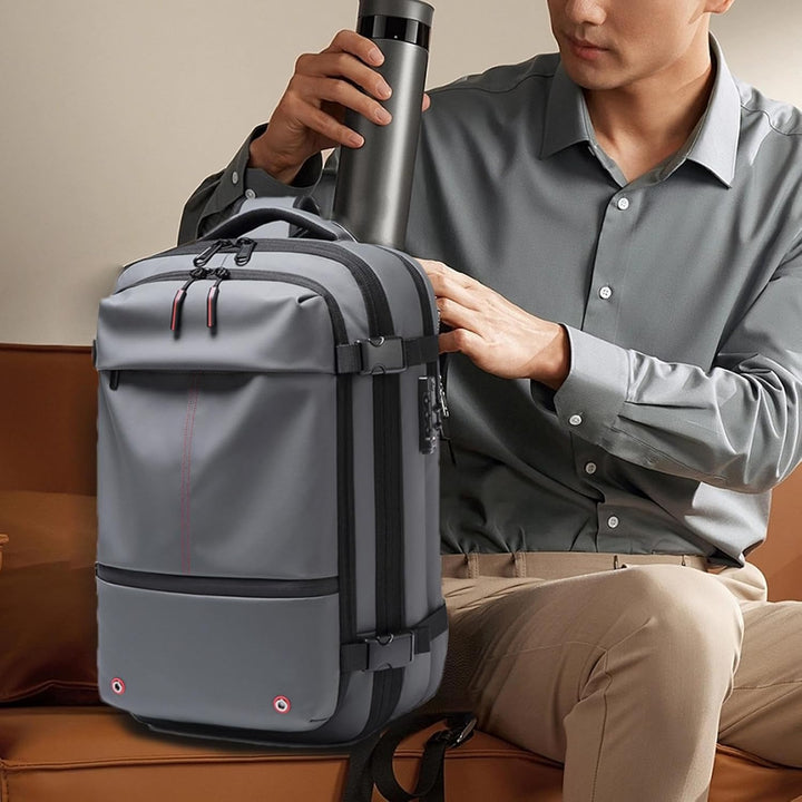 Legergroene waterdichte outdoor rugzak, 60L met vacuümcompressie en laptopvak, voor de avonturier.