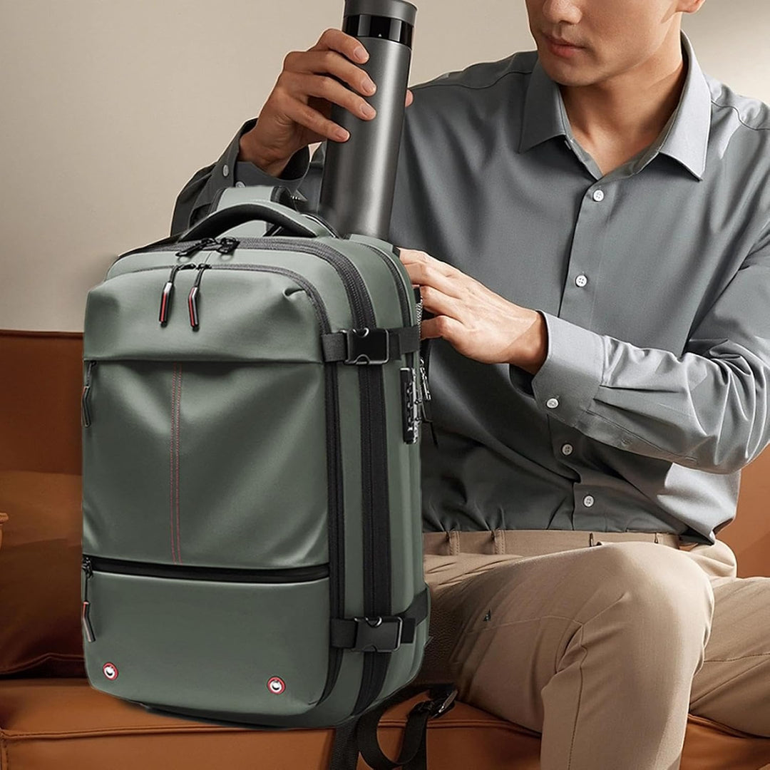 Compacte legergroene unisex reisrugzak, waterdicht 60L met vacuüm en laptopvak voor al je avonturen.