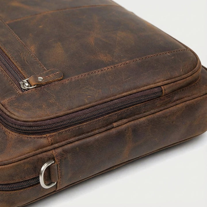 Unisex leren aktetas/schoudertas voor 17 inch laptops. Ruime en stijlvolle werktas voor professionele organisatie.