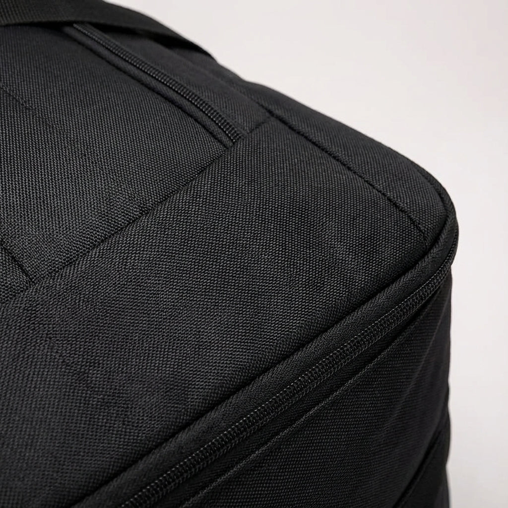 Compacte opvouwbare reistas met trolleyfunctie en wielen. Ideale duffelbag voor ruimtebesparende opslag.