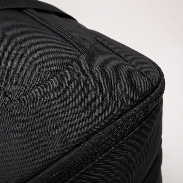 Compacte opvouwbare reistas met trolleyfunctie en wielen. Ideale duffelbag voor ruimtebesparende opslag.