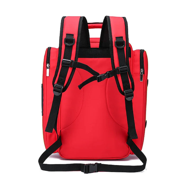 Persoon draagt waterafstotende RescueReady overlevingsrugzak tijdens outdoor reis. Essentieel voor veiligheid.