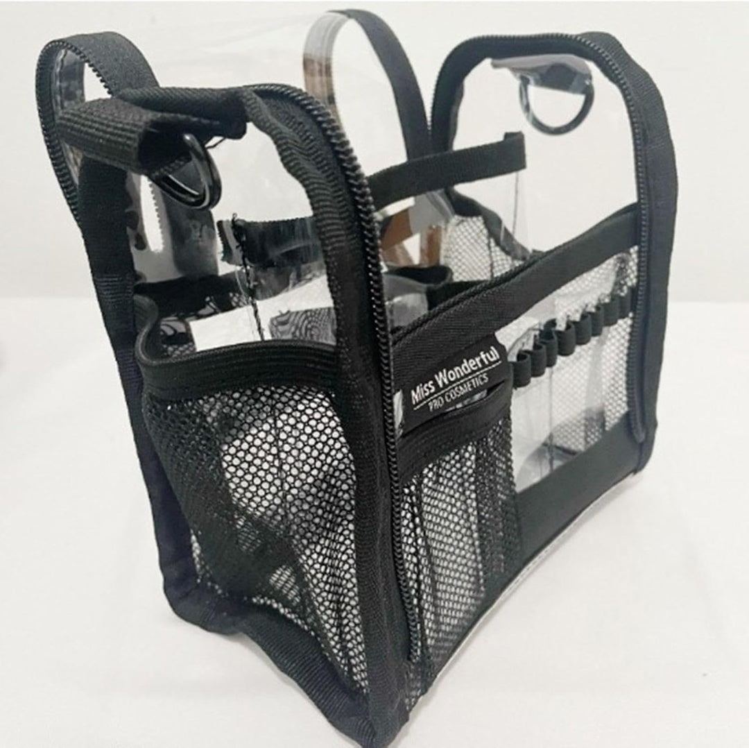 Vrouw houdt grote transparante PVC cosmetica tas vast; handig formaat voor dagelijks gebruik en op reis.