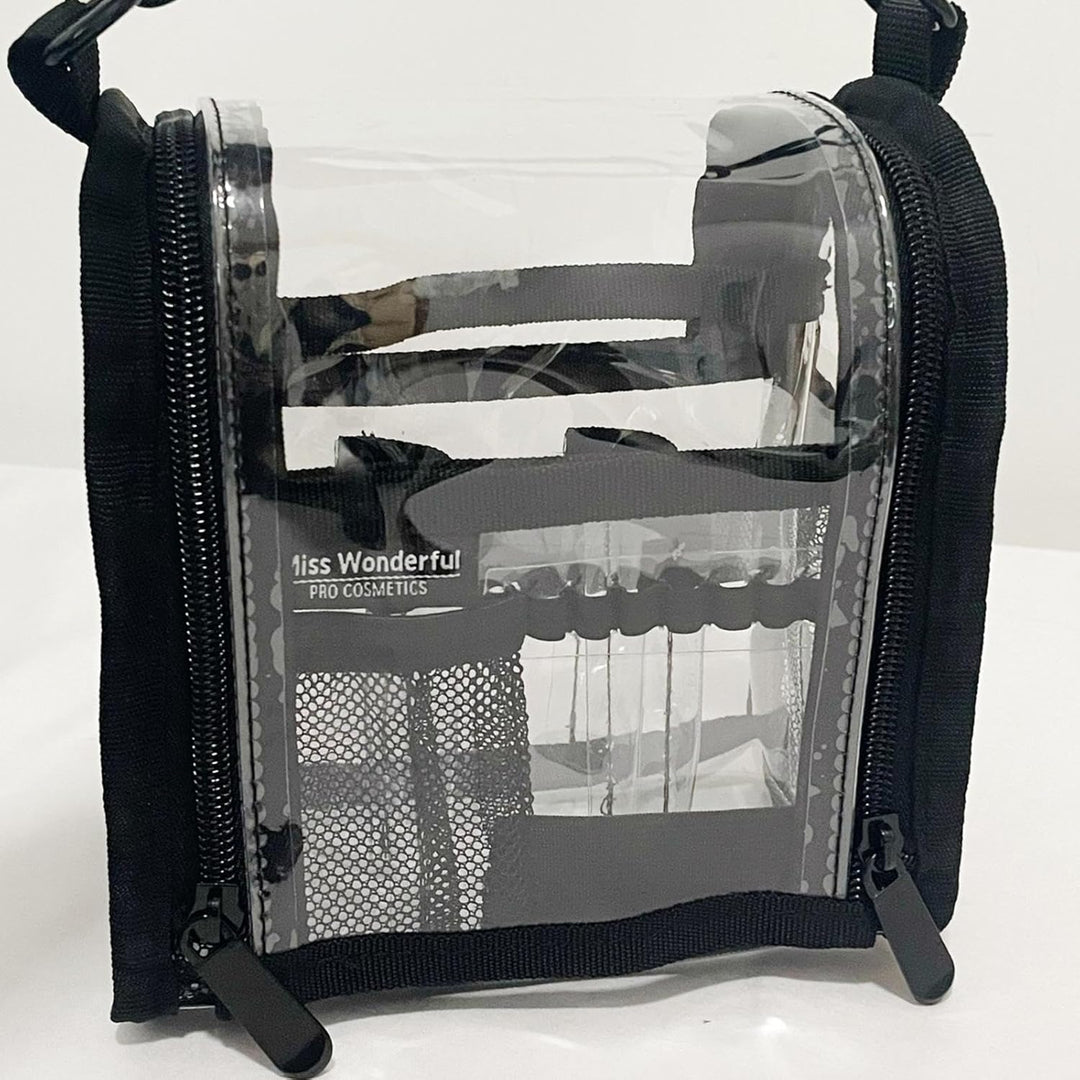 Detailopname van de waterdichte transparante PVC make-up tas met stevige rits; duurzaam en praktisch.