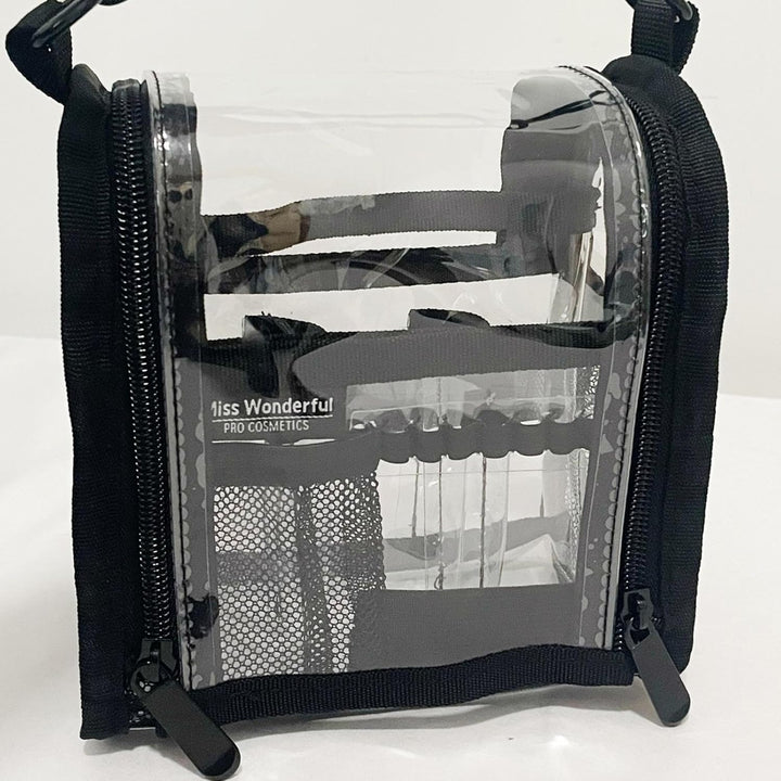 Detailopname van de waterdichte transparante PVC make-up tas met stevige rits; duurzaam en praktisch.