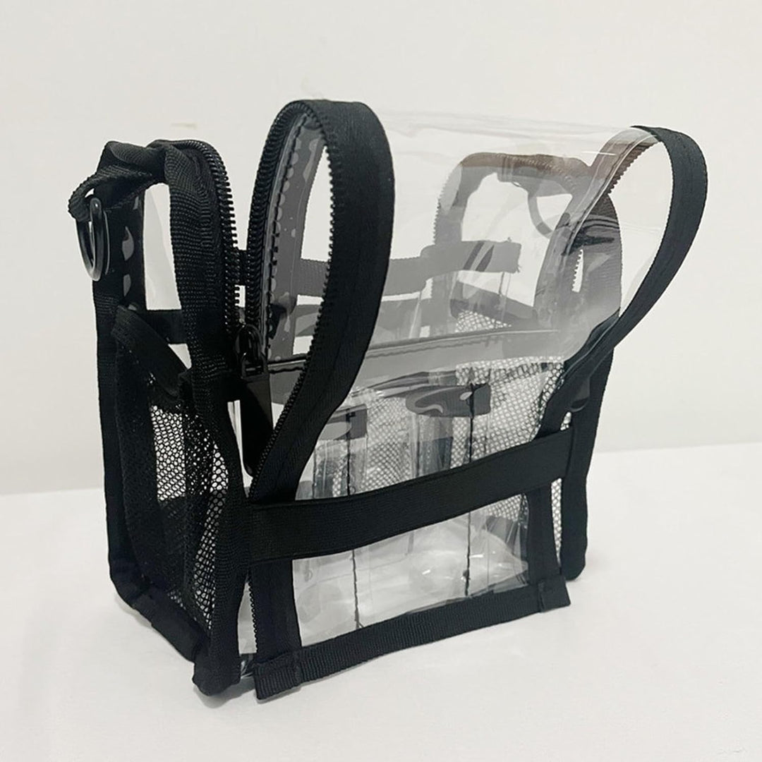Transparante PVC make-up tas op badkamerplank, gevuld met essentiële beautyproducten; georganiseerd en overzichtelijk.