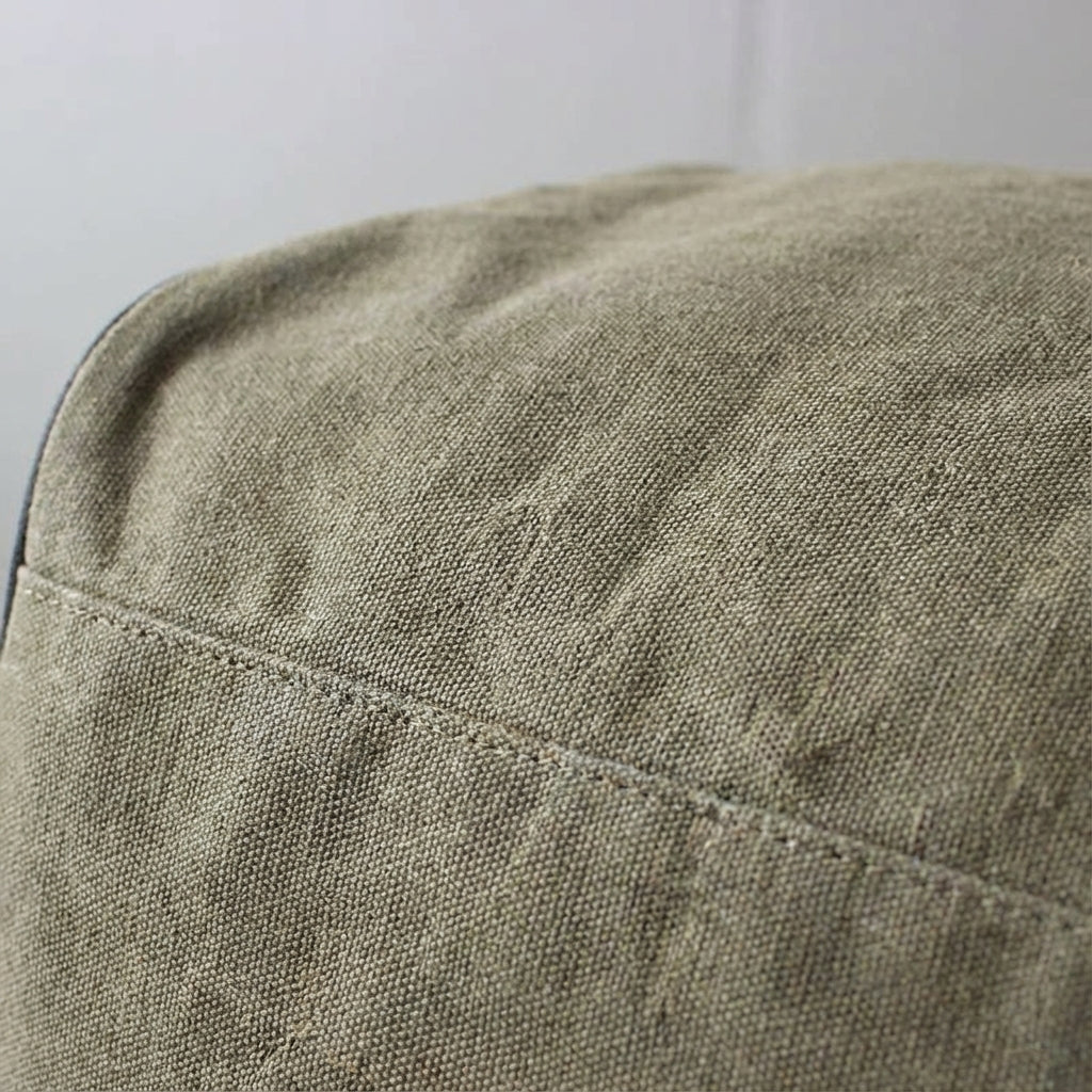 Unisex trolley reistas van sterk canvas, met soepele wielen voor gemakkelijk vervoer van bagage.