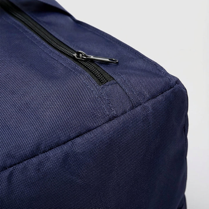 Reiziger draagt de ruime FlexHaul duffelbag over schouder, ideaal voor dames en heren op reis. Handige vouwbare weekendtas.