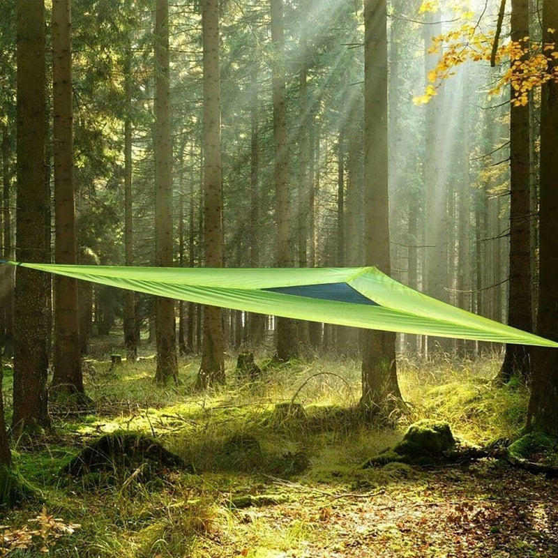 Groene en zwarte meerpersoons hangmat van nylon, voor families en groepen, ideaal voor kamperen op oneffen terrein.