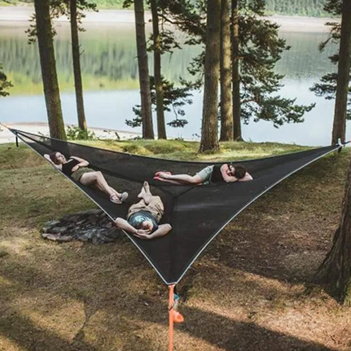 Groene en zwarte meerpersoons hangmat van nylon, voor families en groepen, ideaal voor kamperen op oneffen terrein.