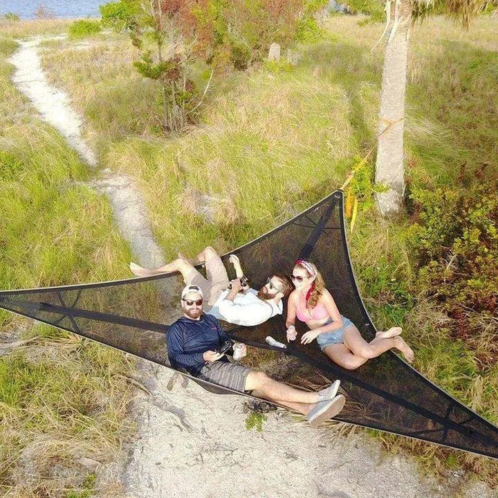 Groene en zwarte meerpersoons hangmat van nylon, voor families en groepen, ideaal voor kamperen op oneffen terrein.