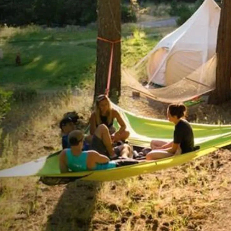 Groene en zwarte meerpersoons hangmat van nylon, voor families en groepen, ideaal voor kamperen op oneffen terrein.
