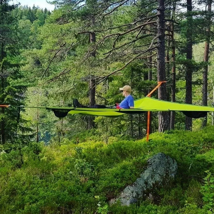 Groene en zwarte meerpersoons hangmat van nylon, voor families en groepen, ideaal voor kamperen op oneffen terrein.