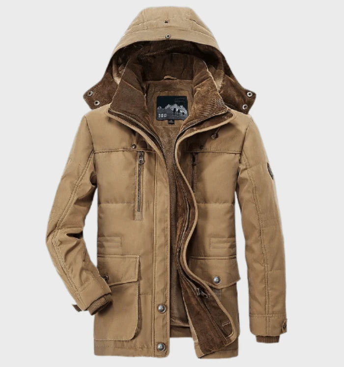 Halflange heren cargo jas met capuchon, ideaal voor casual outdoor avonturen. Beschikbaar in kaki.