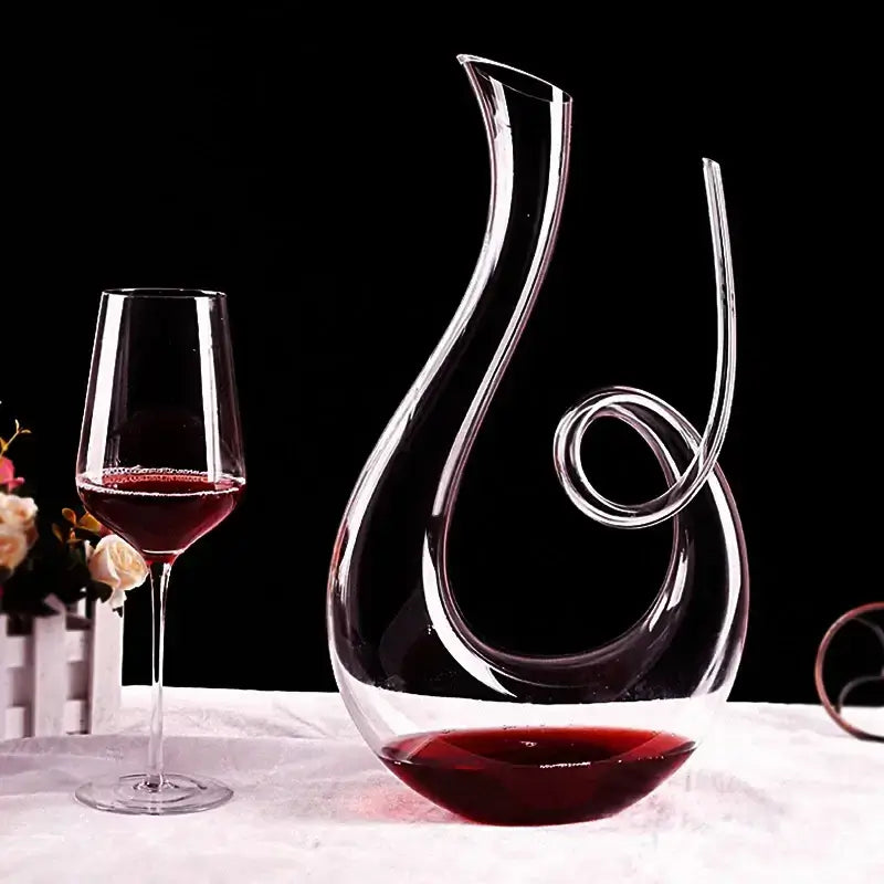 Handgeblazen kristallen zwaan wijnkaraf, elegant voor beluchten en serveren van wijn.
