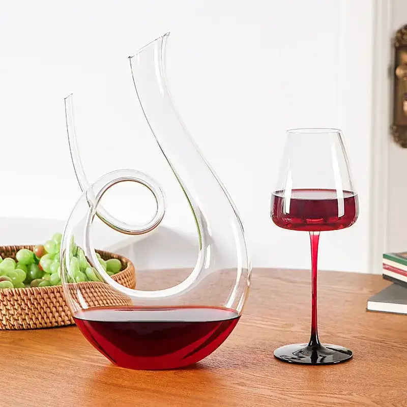Prachtige kristallen wijnkaraf met zwaan design, ideaal voor decanteren van rode wijn en een verfijnde smaak.