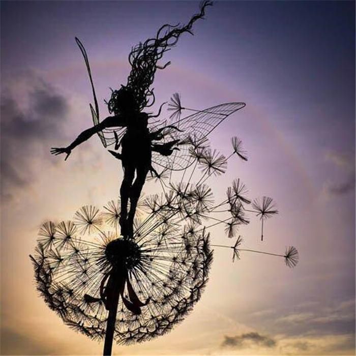 Handgemaakte weerbestendige tuinfee, van hoogwaardig roestvrij staal, in detailrijke, speelse vorm.