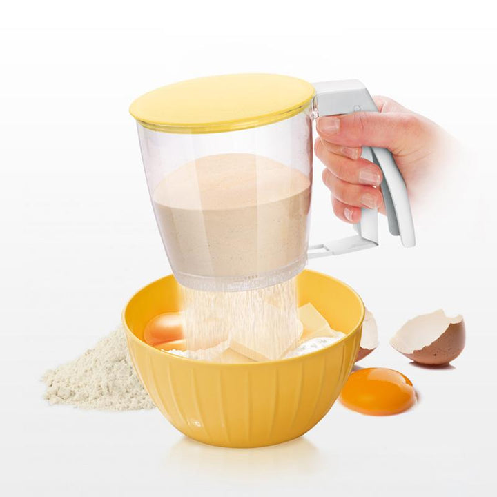 Handbediende meelzeefbeker van robuust PP, ergonomische eenhandsgreep, ideaal voor het zeven van meel in de keuken.