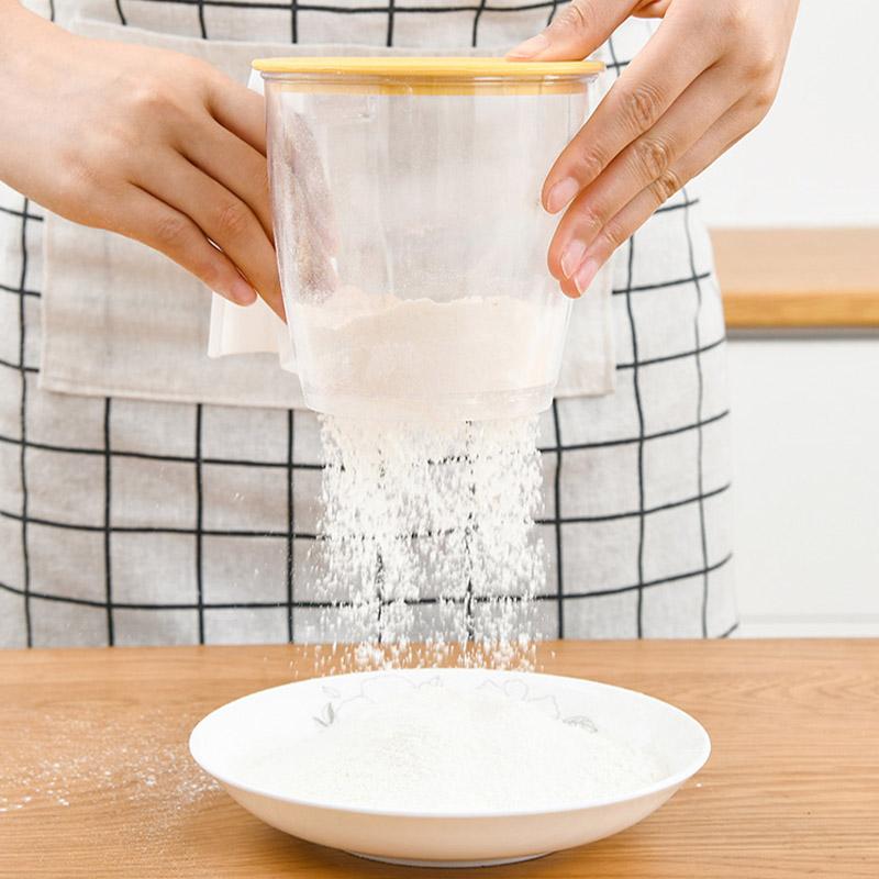 Handbediende meelzeefbeker van robuust PP, ergonomische eenhandsgreep, ideaal voor het zeven van meel in de keuken.