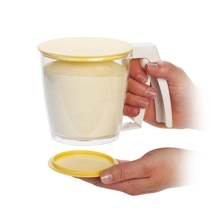 Handbediende meelzeefbeker van robuust PP, ergonomische eenhandsgreep, ideaal voor het zeven van meel in de keuken.