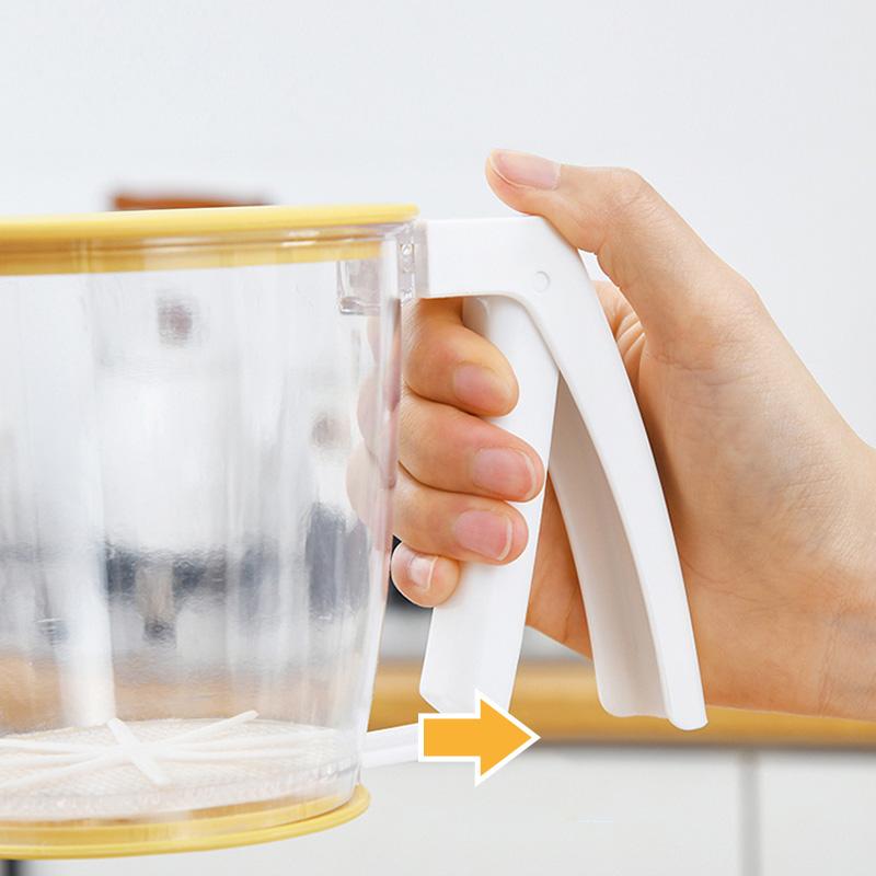 Handbediende meelzeefbeker van robuust PP, ergonomische eenhandsgreep, ideaal voor het zeven van meel in de keuken.